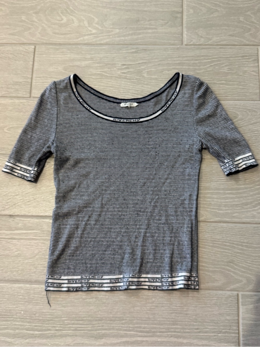 GIVENCHY 5 Vintage Lightweight Knit Sweater Size 40 GUC